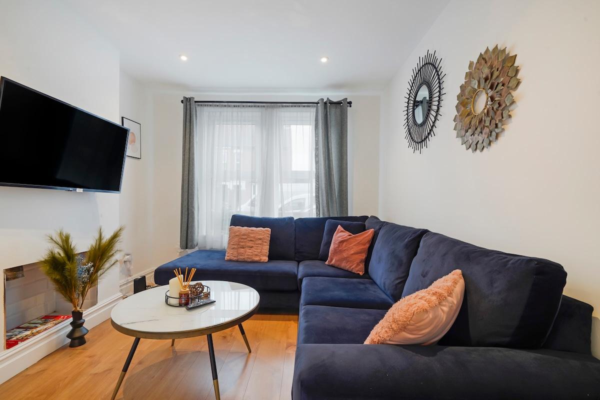 Bright 3BR Home in Bedford, Sleeps 5