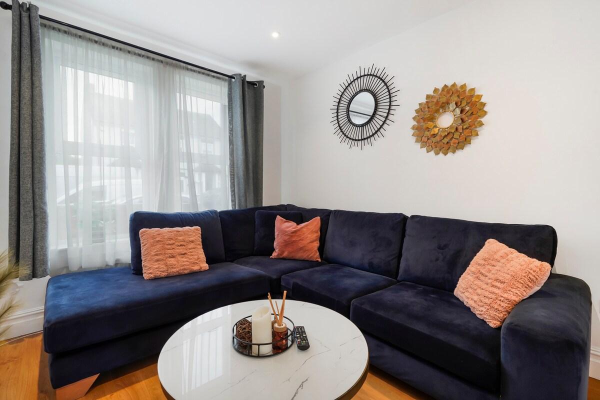 Bright 3BR Home in Bedford, Sleeps 52
