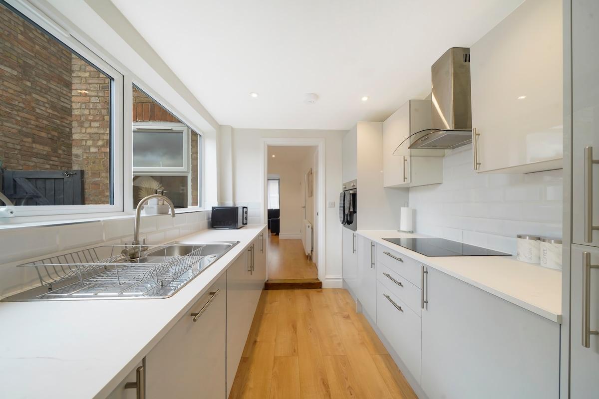 Bright 3BR Home in Bedford, Sleeps 53
