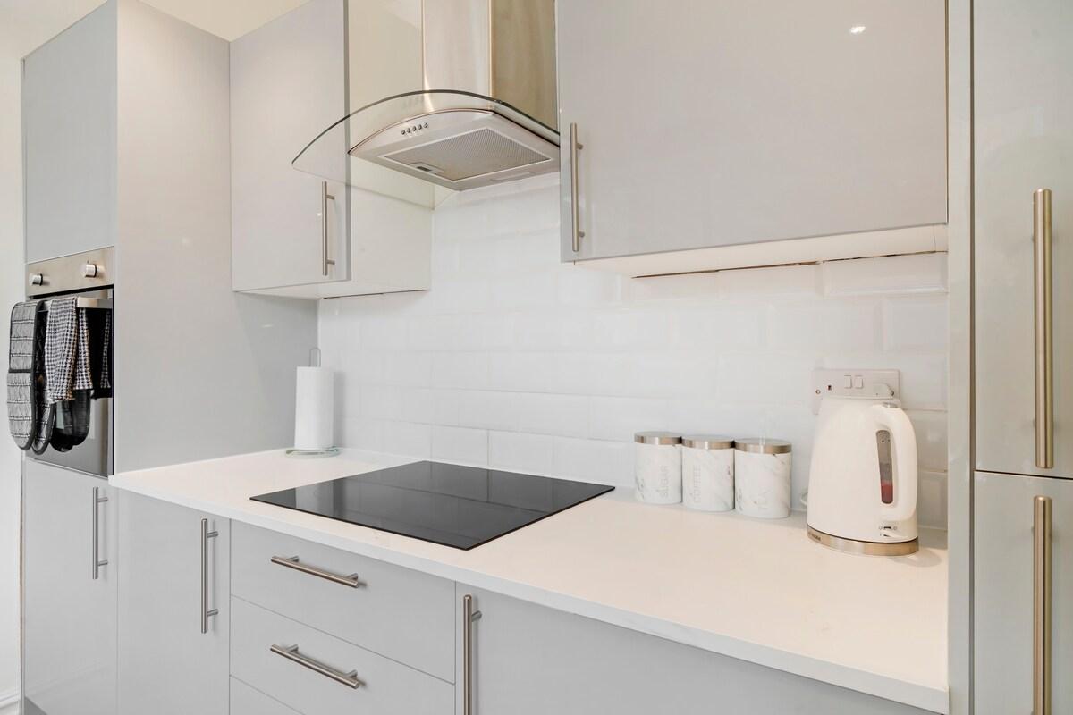 Bright 3BR Home in Bedford, Sleeps 54