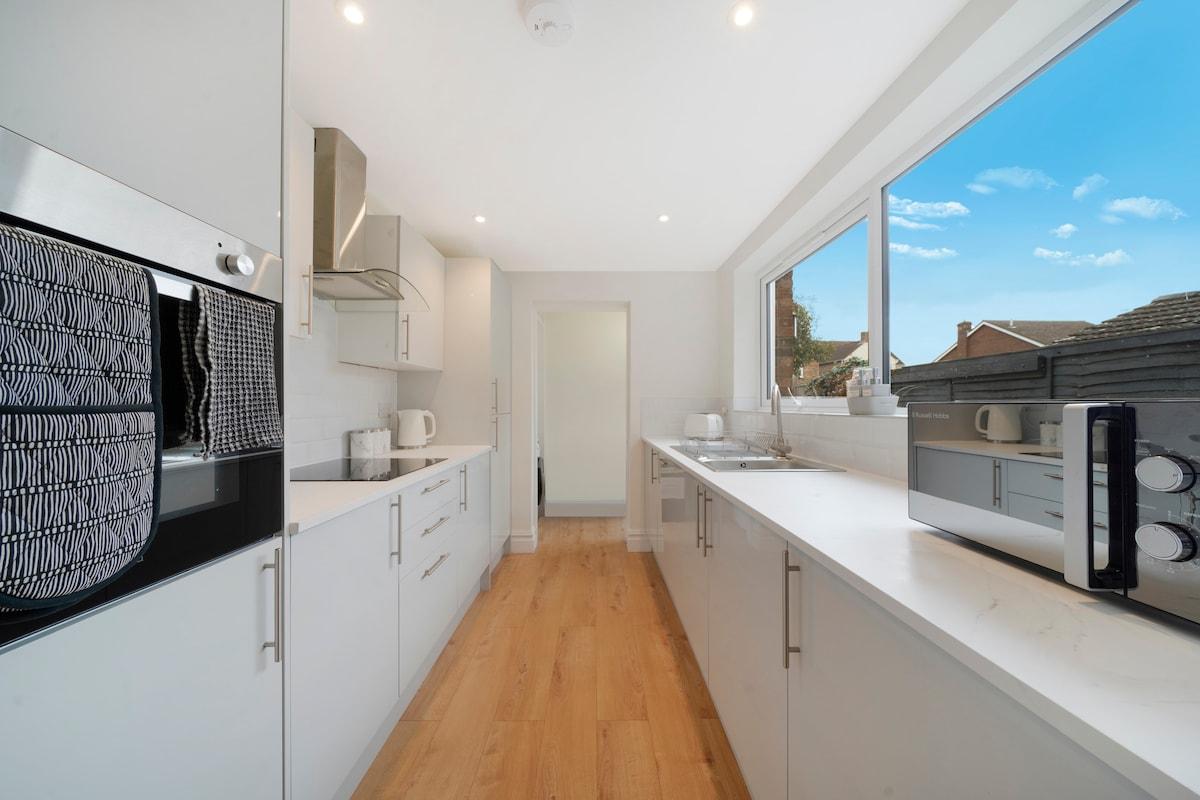 Bright 3BR Home in Bedford, Sleeps 55