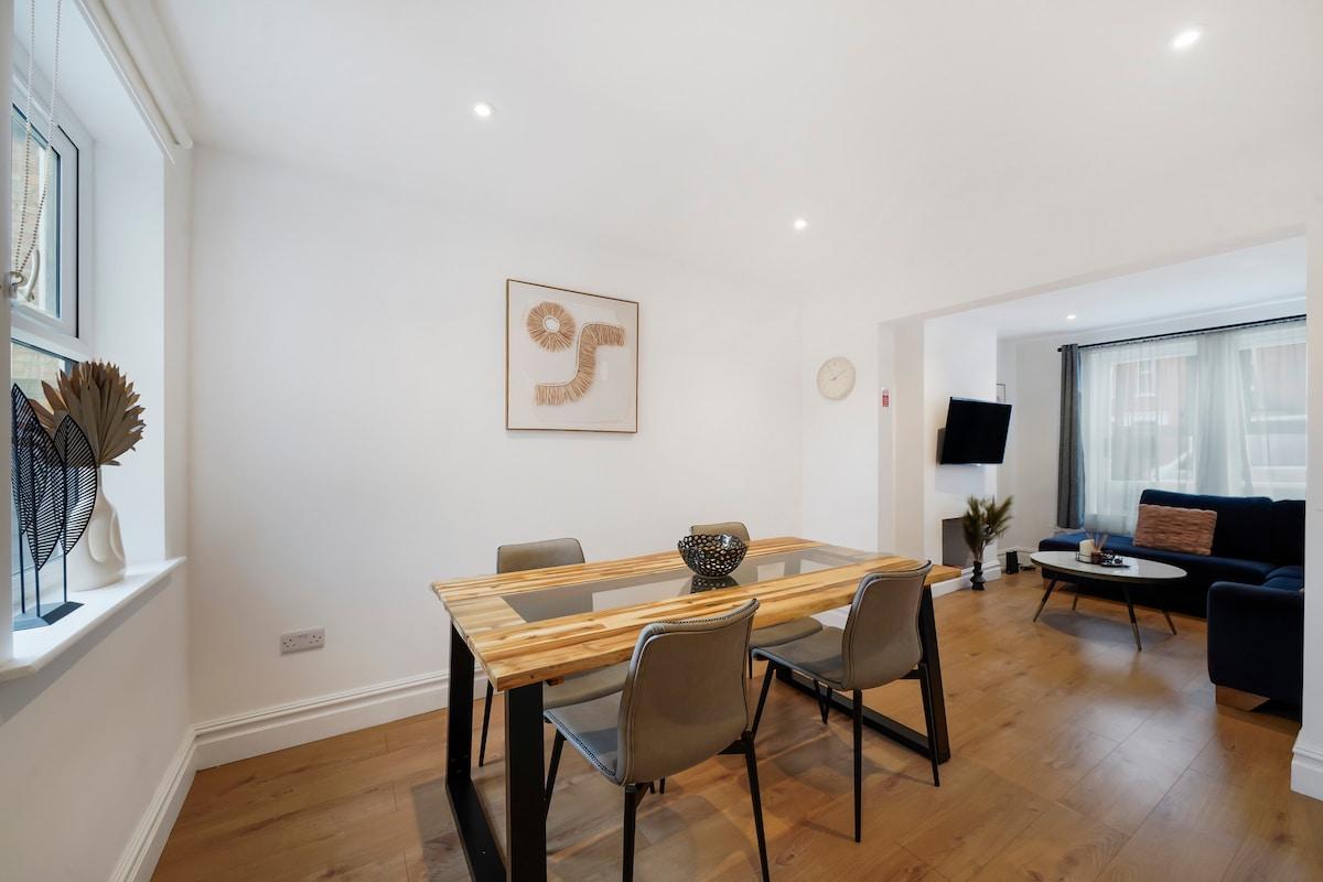 Bright 3BR Home in Bedford, Sleeps 56