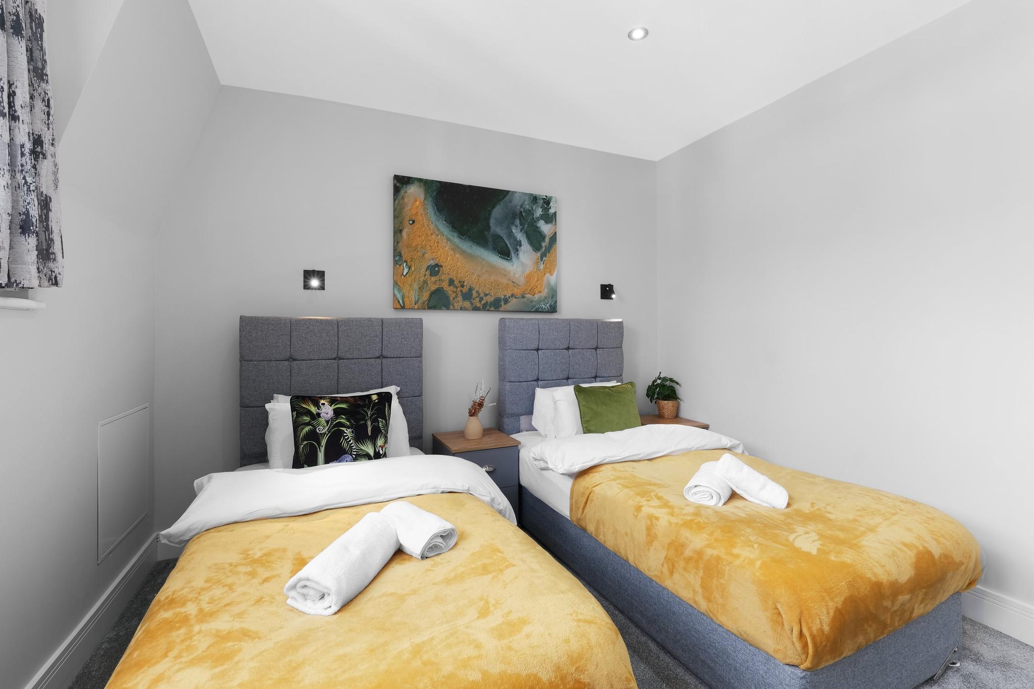 4BDR 3.5BA Family Home with Garden in Isleworth6