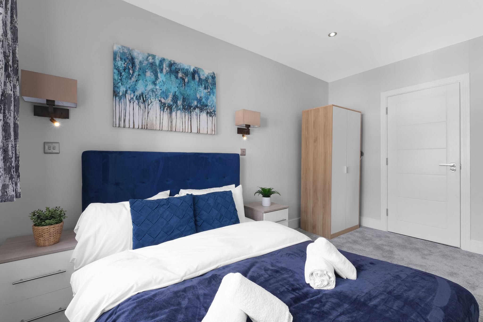 4BDR 3.5BA Family Home with Garden in Isleworth4