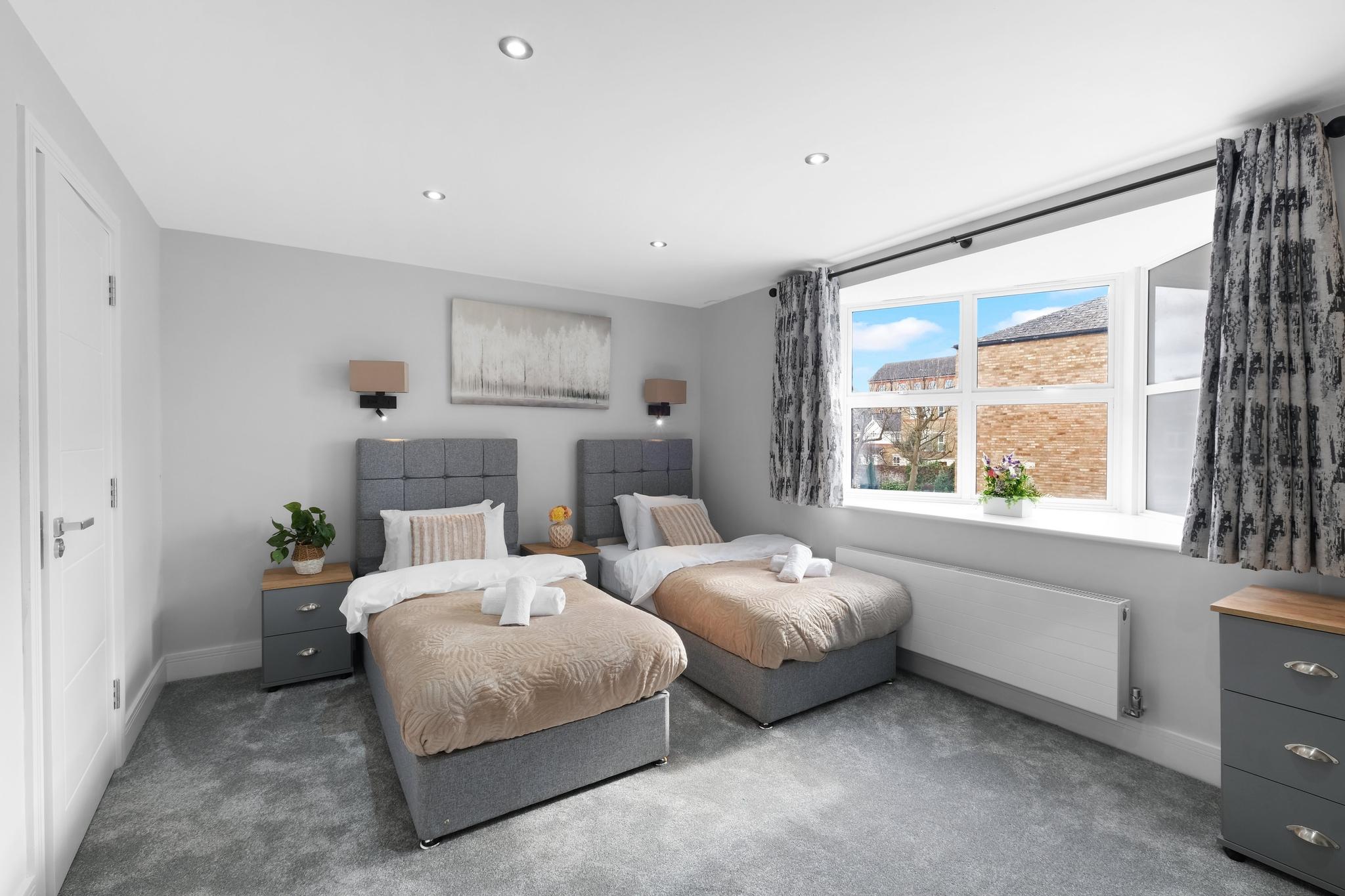4BDR 3.5BA Family Home with Garden in Isleworth5