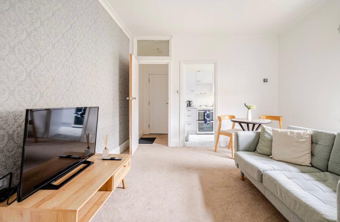 Spacious 1BR Apt near Bedford Stn & Town Centre3