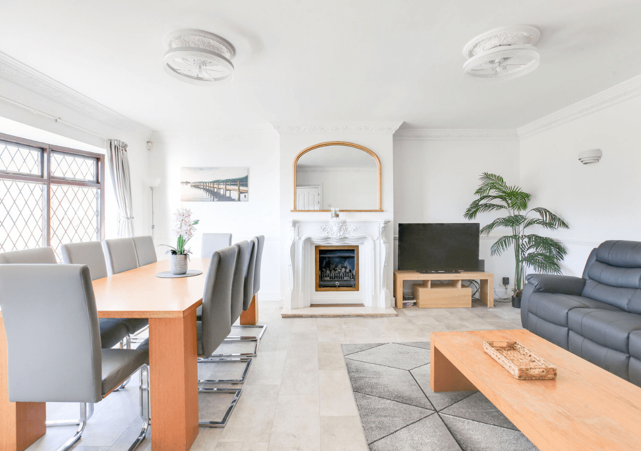 NEW! 4BR Cottage w/ Terrace & Parking -City Centre2