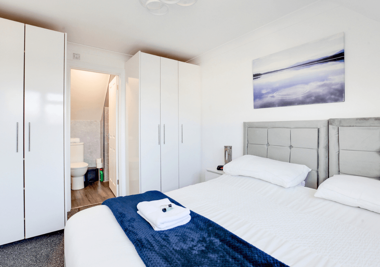 NEW! 4BR Cottage w/ Terrace & Parking -City Centre4