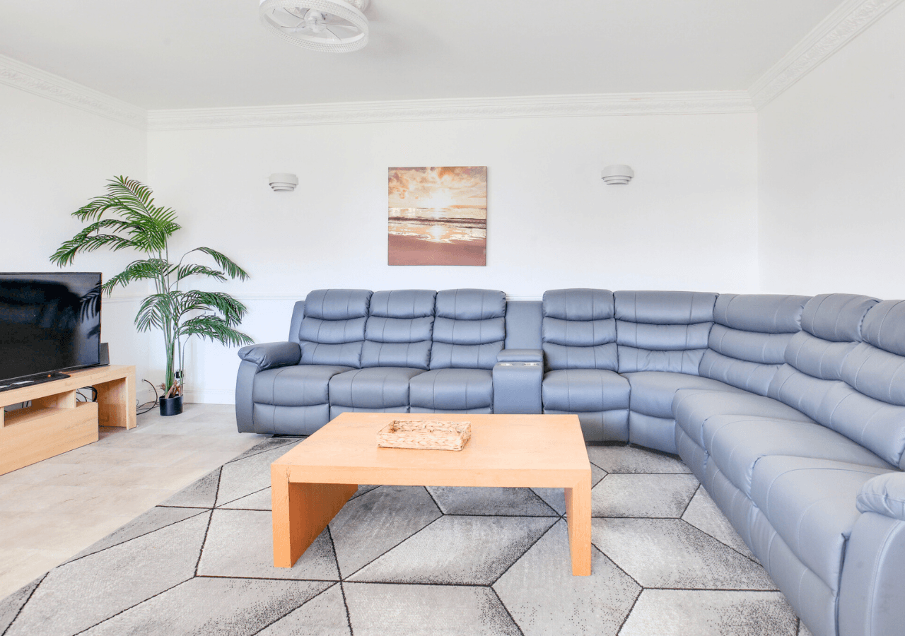NEW! 4BR Cottage w/ Terrace & Parking -City Centre3