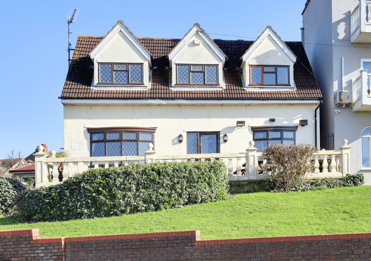 NEW! 4BR Cottage w/ Terrace & Parking -City Centre