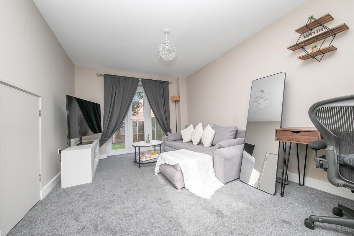 Spacious & Homely Colchester Stay | Great Location