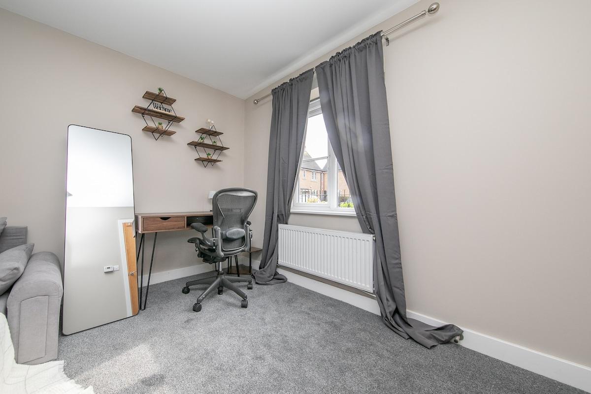 Spacious & Homely Colchester Stay | Great Location3