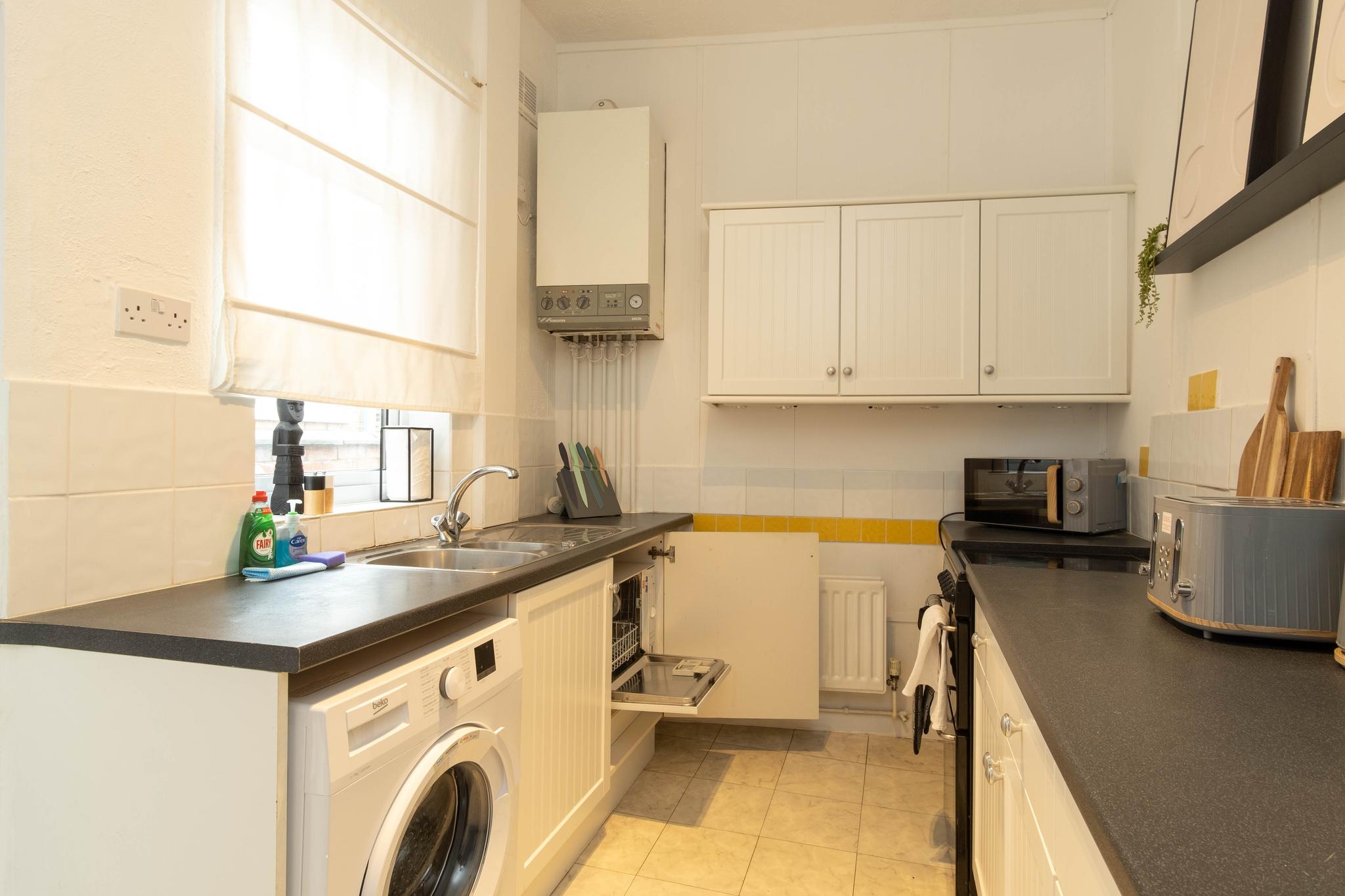 Spacious 2br Home w/ Wi-Fi, Yard & Street Parking4