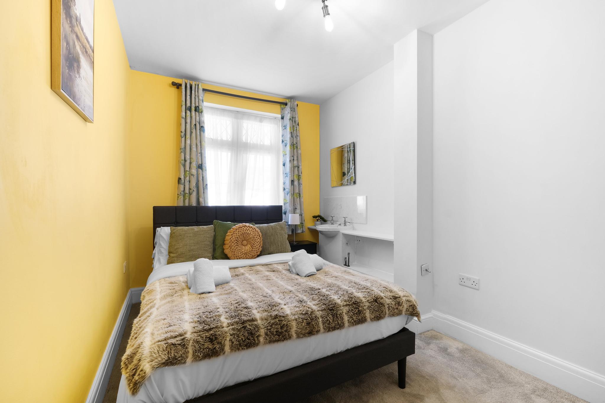 Spacious 5-Bdr Family Home with Garden in Harrow3