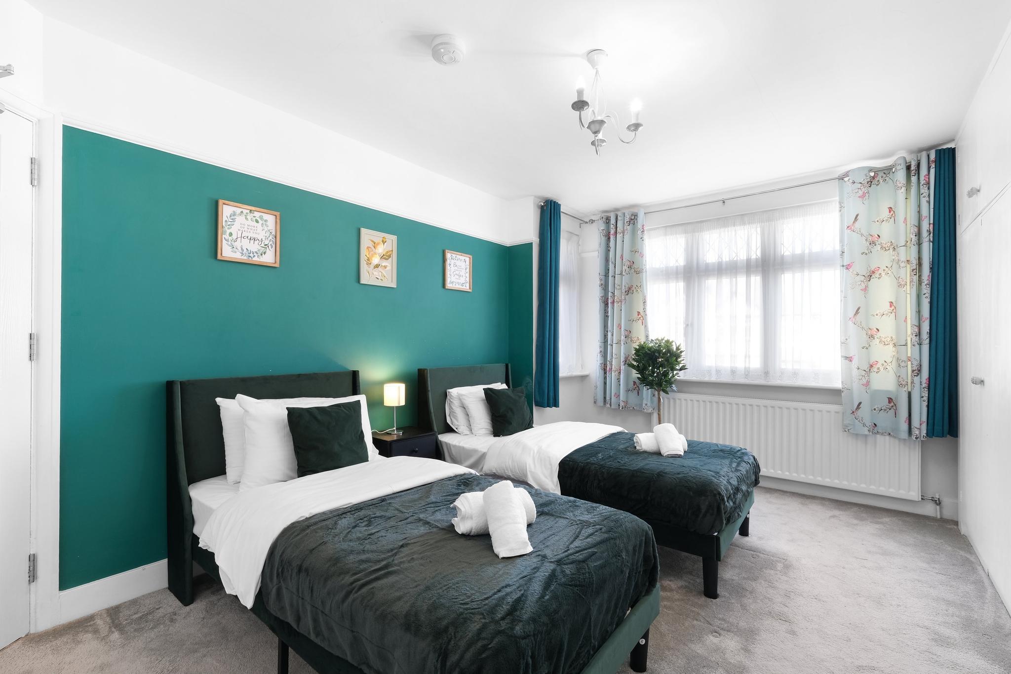 Spacious 5-Bdr Family Home with Garden in Harrow2