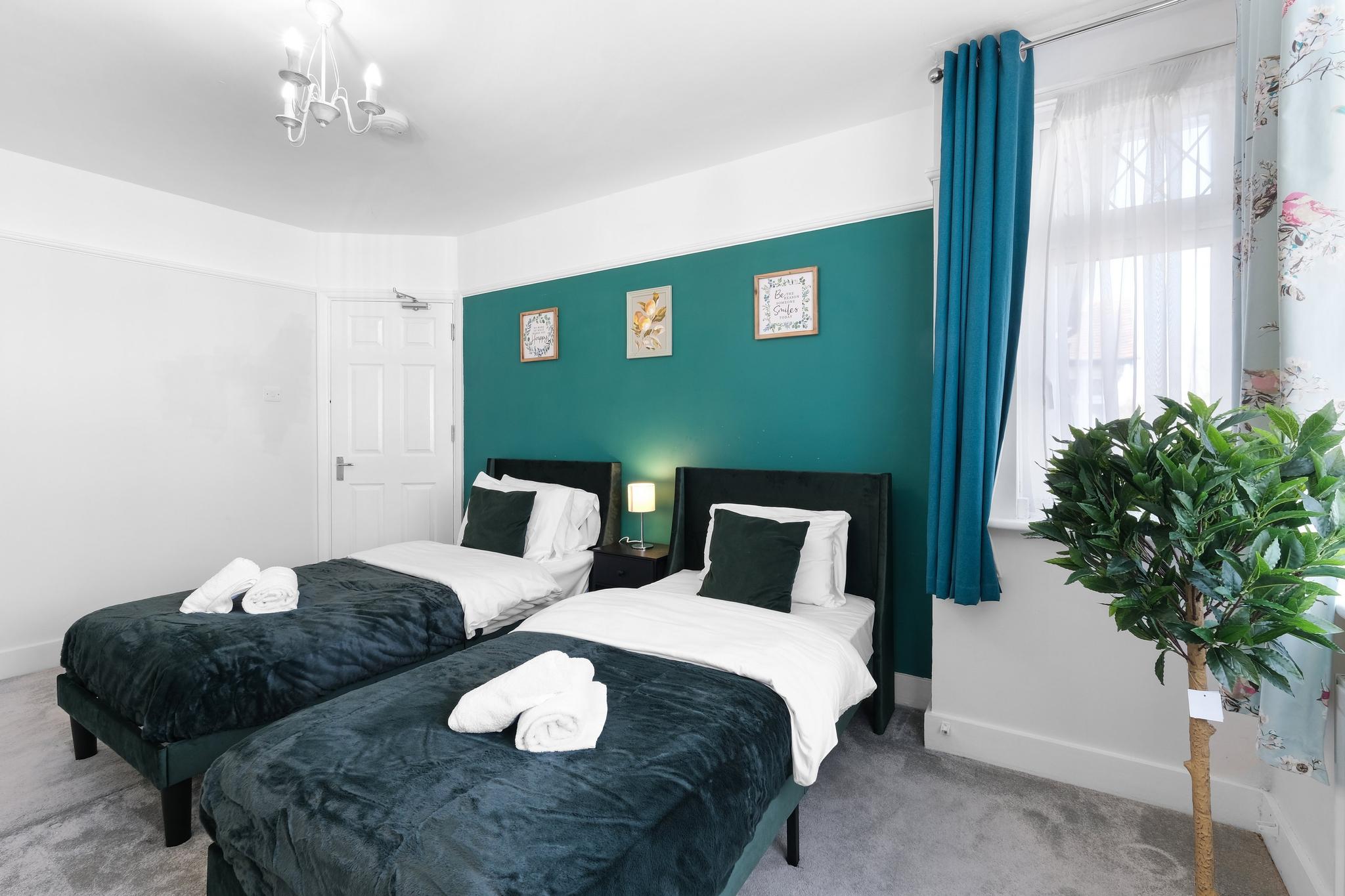 Spacious 5-Bdr Family Home with Garden in Harrow