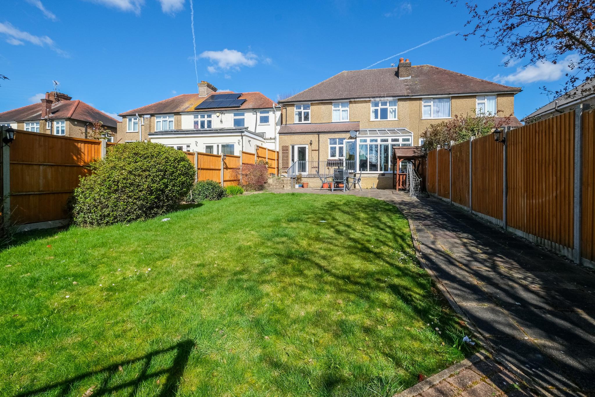 Spacious 5-Bdr Family Home with Garden in Harrow6