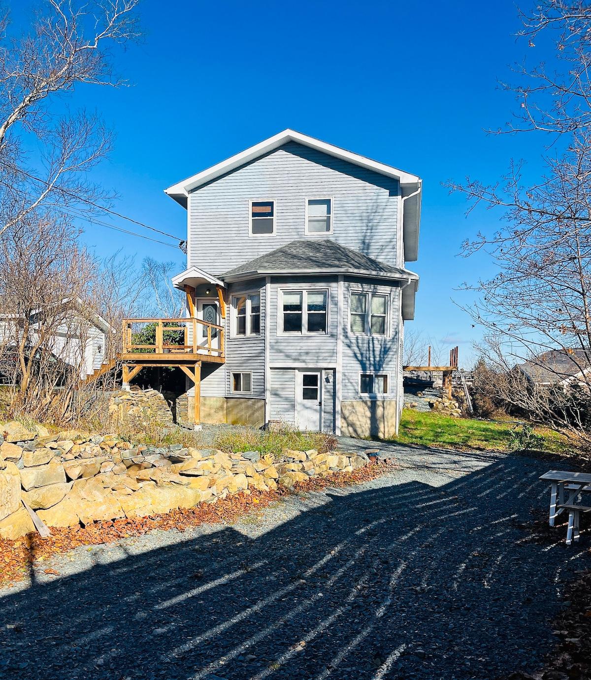 Coastal Oasis: Modern Retreat near Halifax Harbour