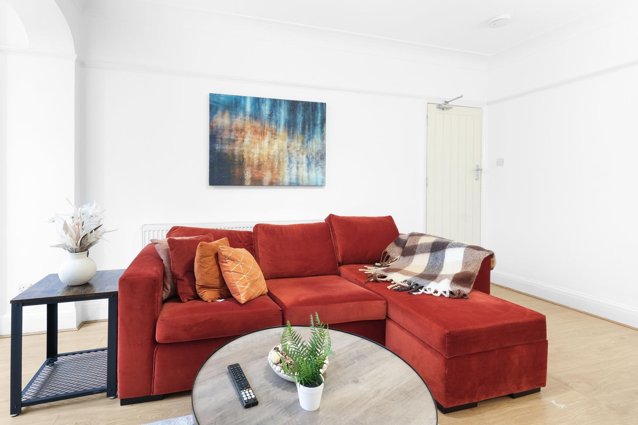 Spacious 4-Bed Semi-Detached House | Driveway Park2