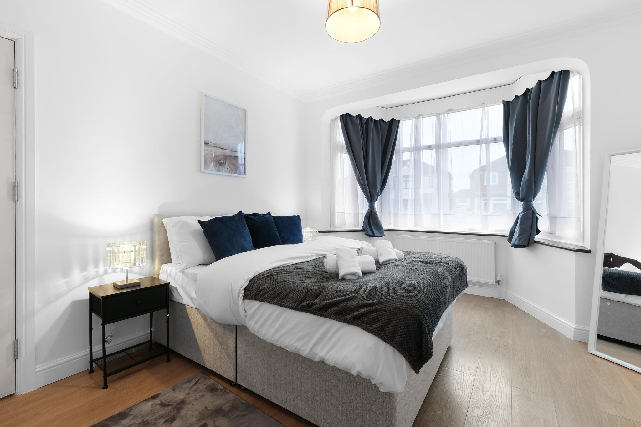 Spacious 4-Bed Semi-Detached House | Driveway Park6