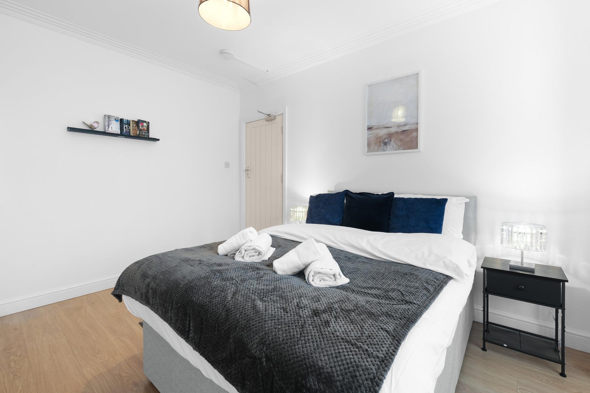 Spacious 4-Bed Semi-Detached House | Driveway Park5