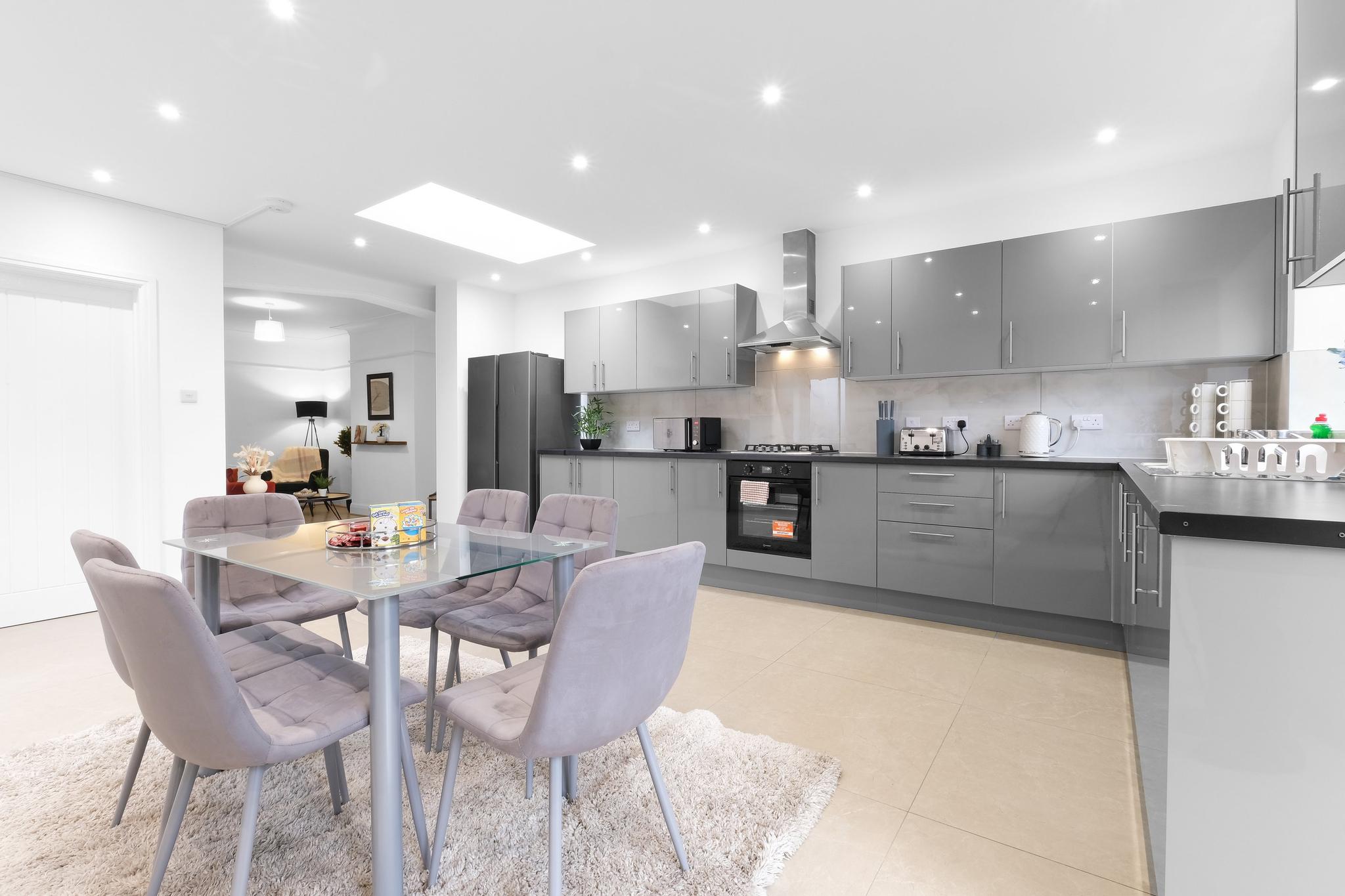 Spacious 4-Bed Semi-Detached House | Driveway Park3