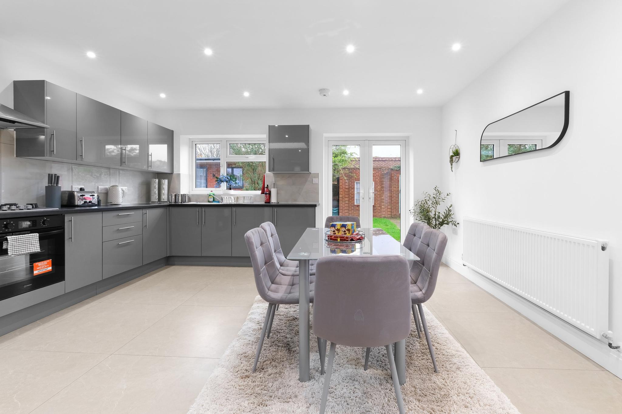 Spacious 4-Bed Semi-Detached House | Driveway Park4