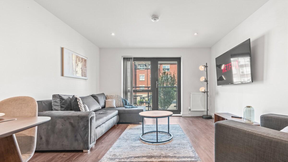 Central Flat with Balcony - Sleeps 6