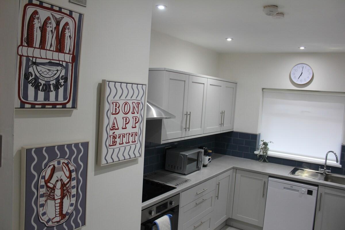 Spacious 4BR House Sleeps 7 2 Baths Parking6