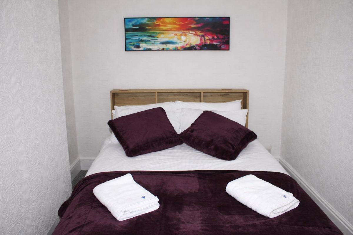 Spacious 4BR House Sleeps 7 2 Baths Parking4