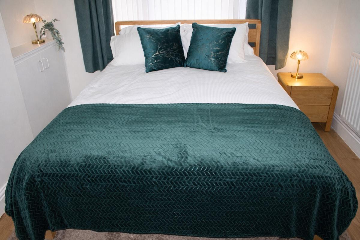 Spacious 4BR House Sleeps 7 2 Baths Parking5
