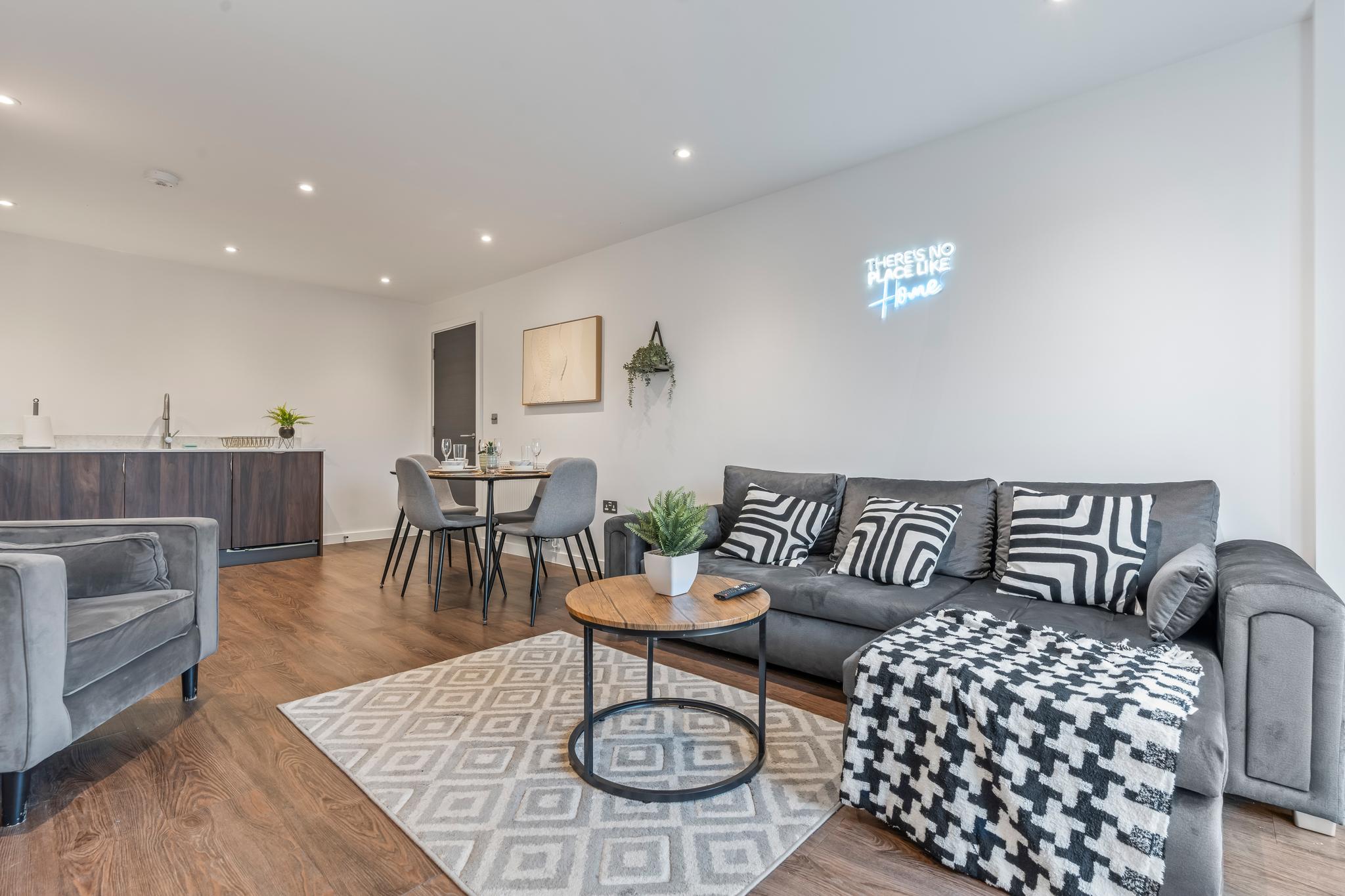York - Central - Balcony - Sleeps 64