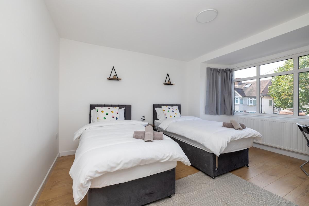 Modern 3BR Home • Sutton, St Helier & Morden3