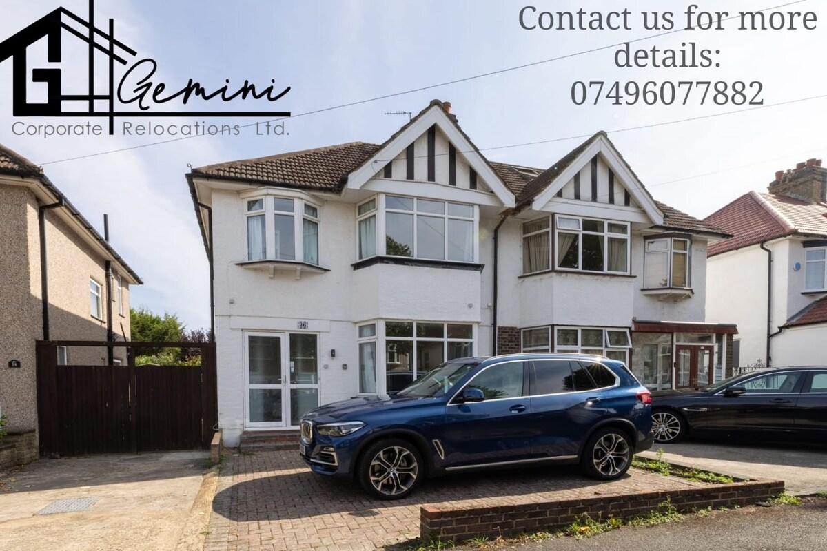 Modern 3BR Home • Sutton, St Helier & Morden2