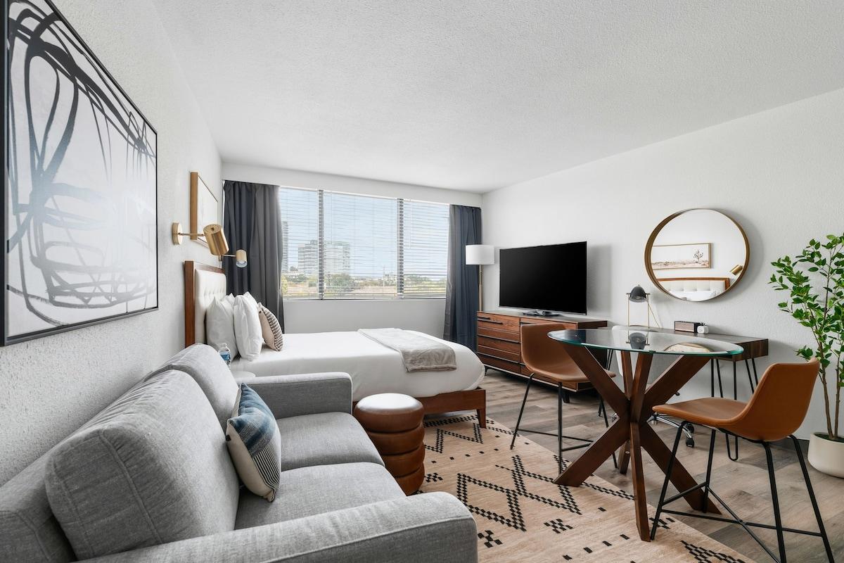 Lodgeur | Bright studio stay w/ desk | Upper Kirby