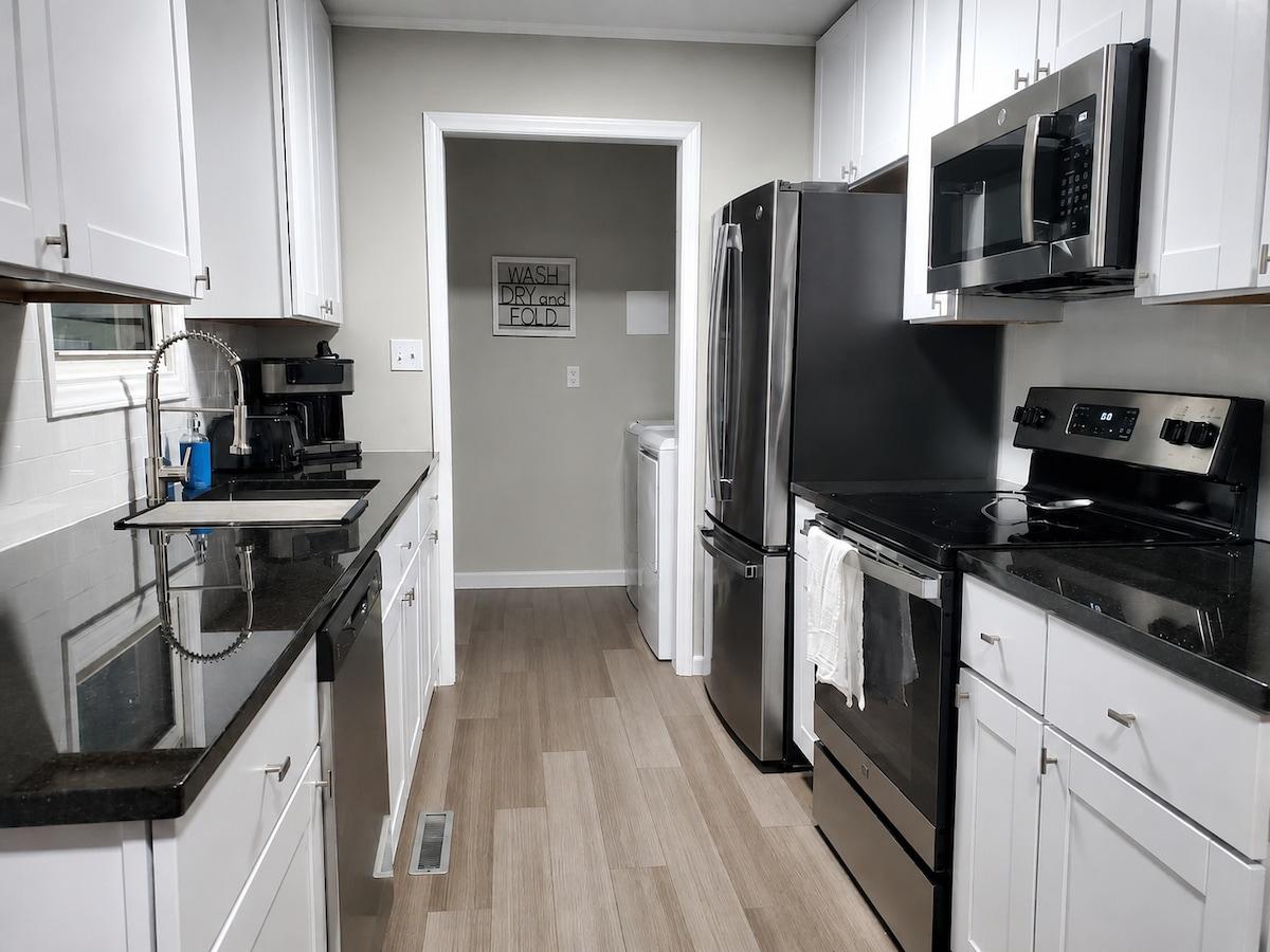 Serene Wooded Bungalow, Min to Downtown5