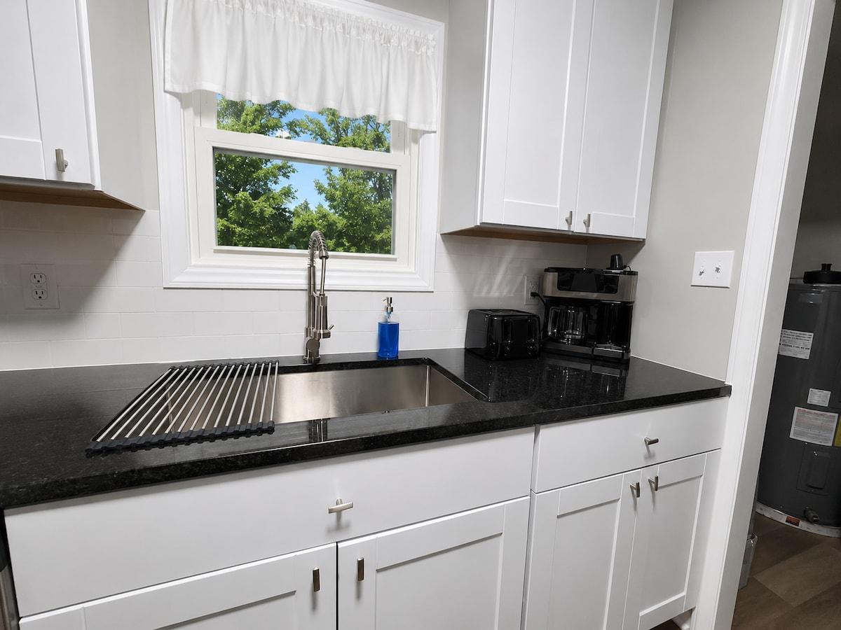 Serene Wooded Bungalow, Min to Downtown6
