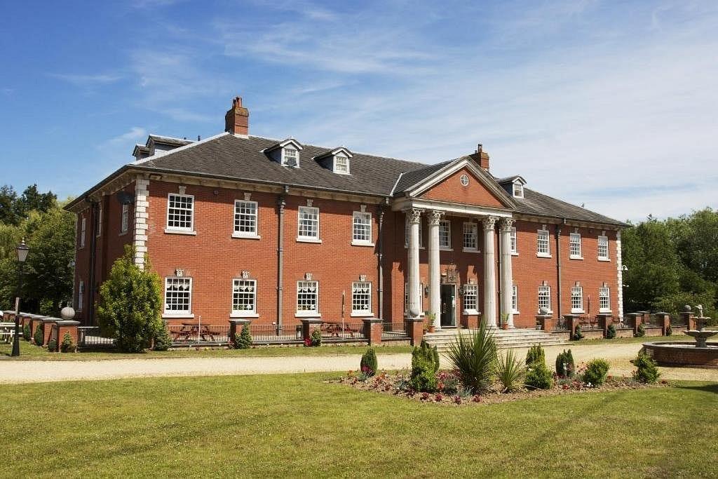 Elme Hall hotel/ FREE Parking/Contractors/KingRoom