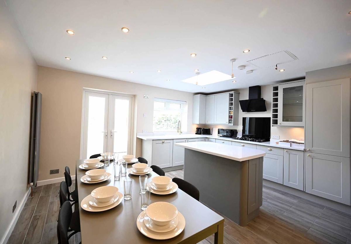 Large 4bedr House Newcastle W/Garden & Parking