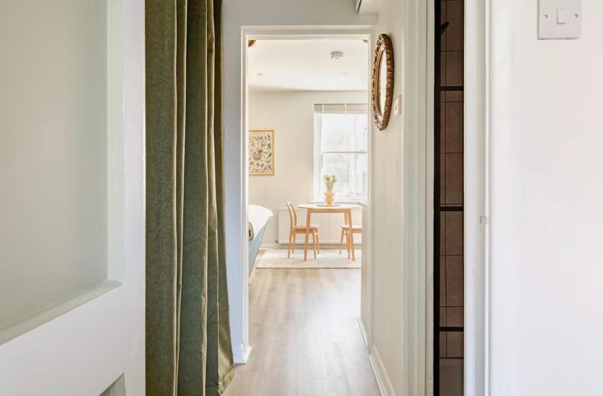 Georgian Luxury Apartment · Central Bat