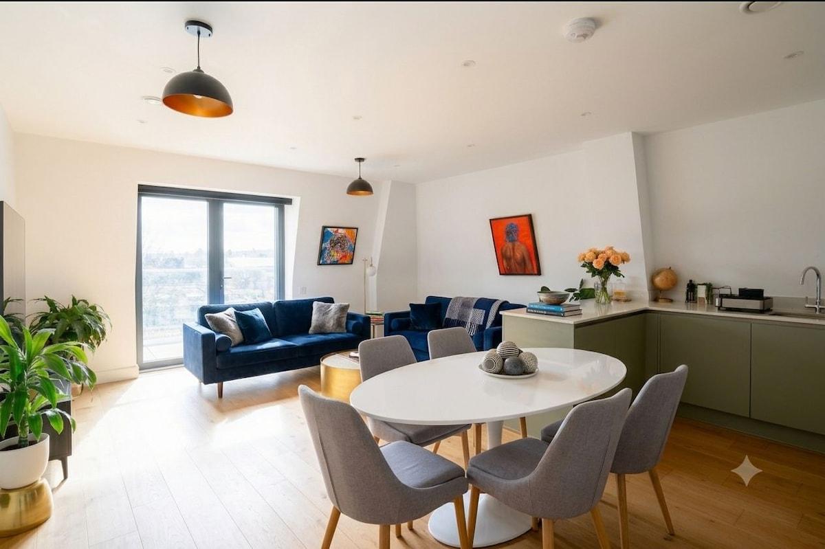 Stylish 2 Bed Apartment in Watford with Balcony