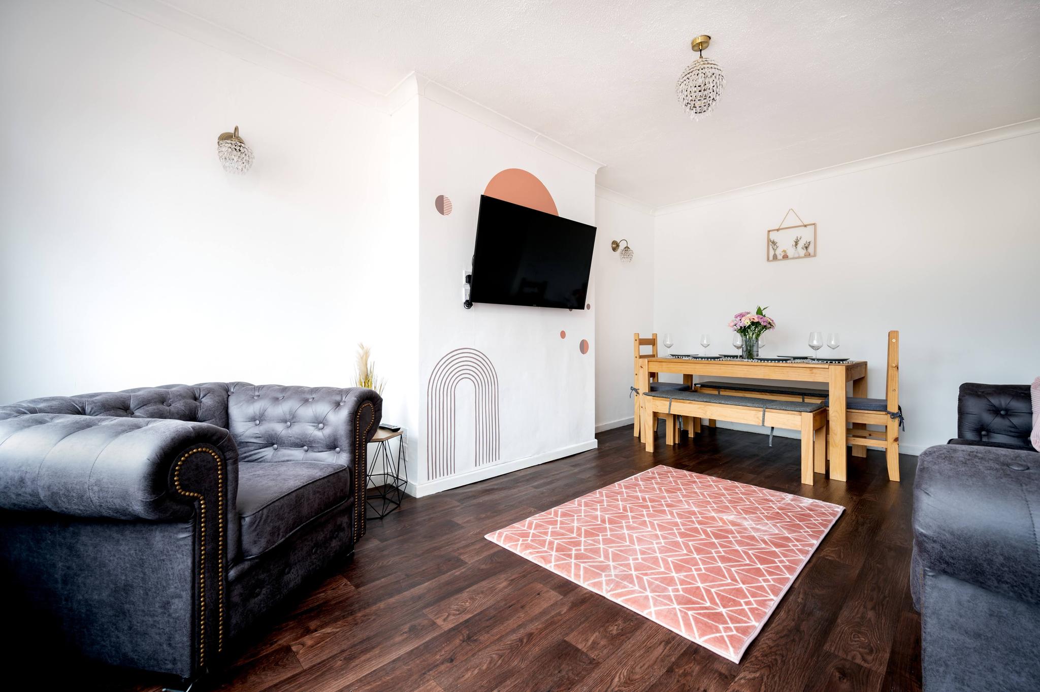 Bolton 3BR Bungalow - Free Parking, WIFI & Garden