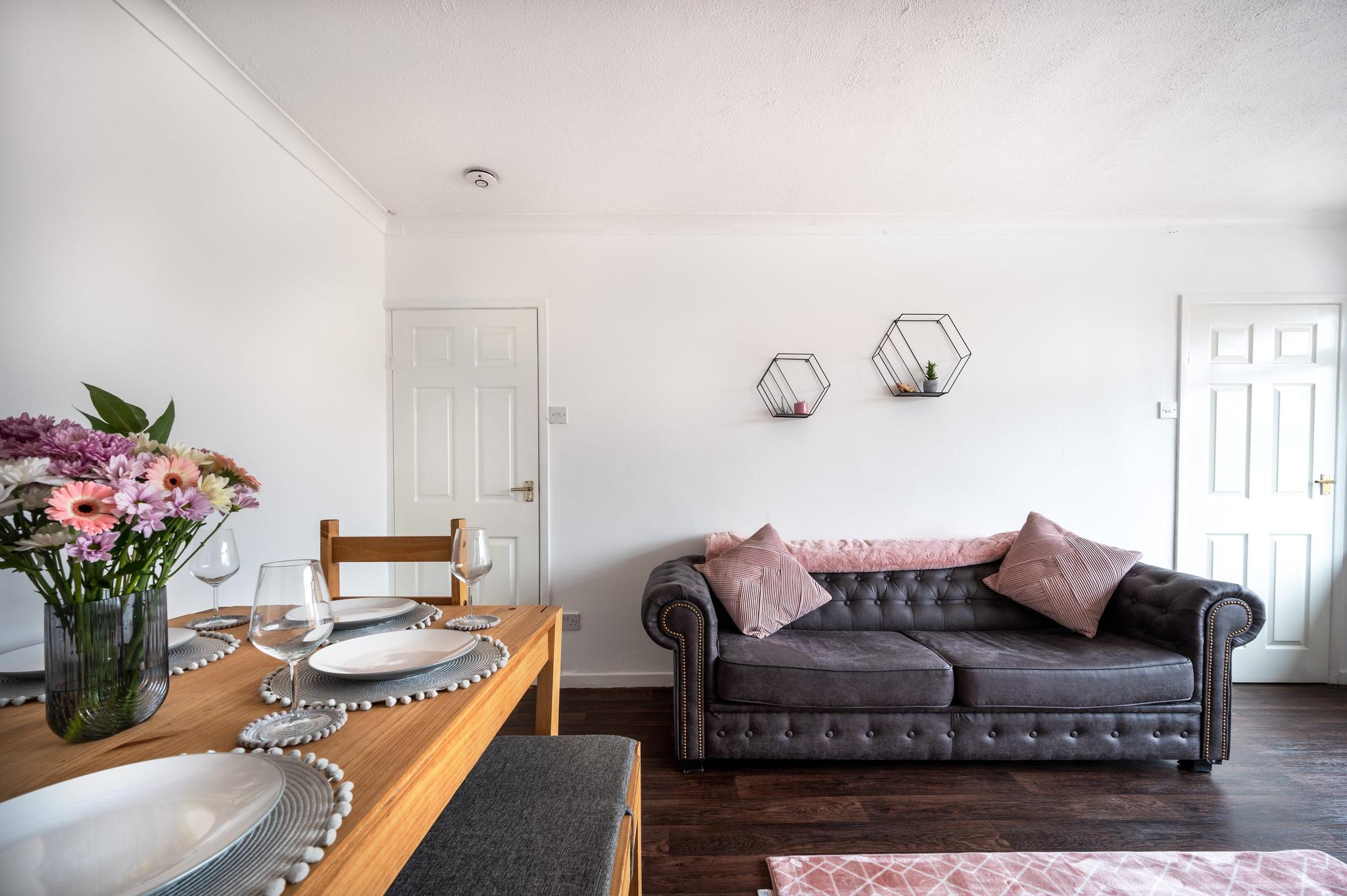 Bolton 3BR Bungalow - Free Parking, WIFI & Garden2