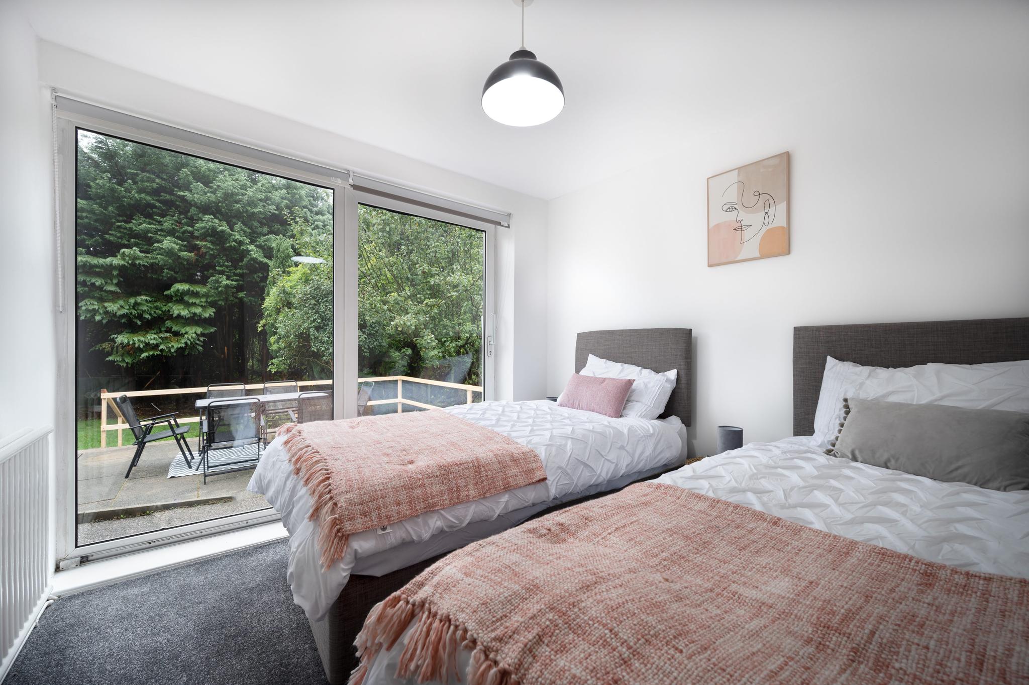 Bolton 3BR Bungalow - Free Parking, WIFI & Garden3