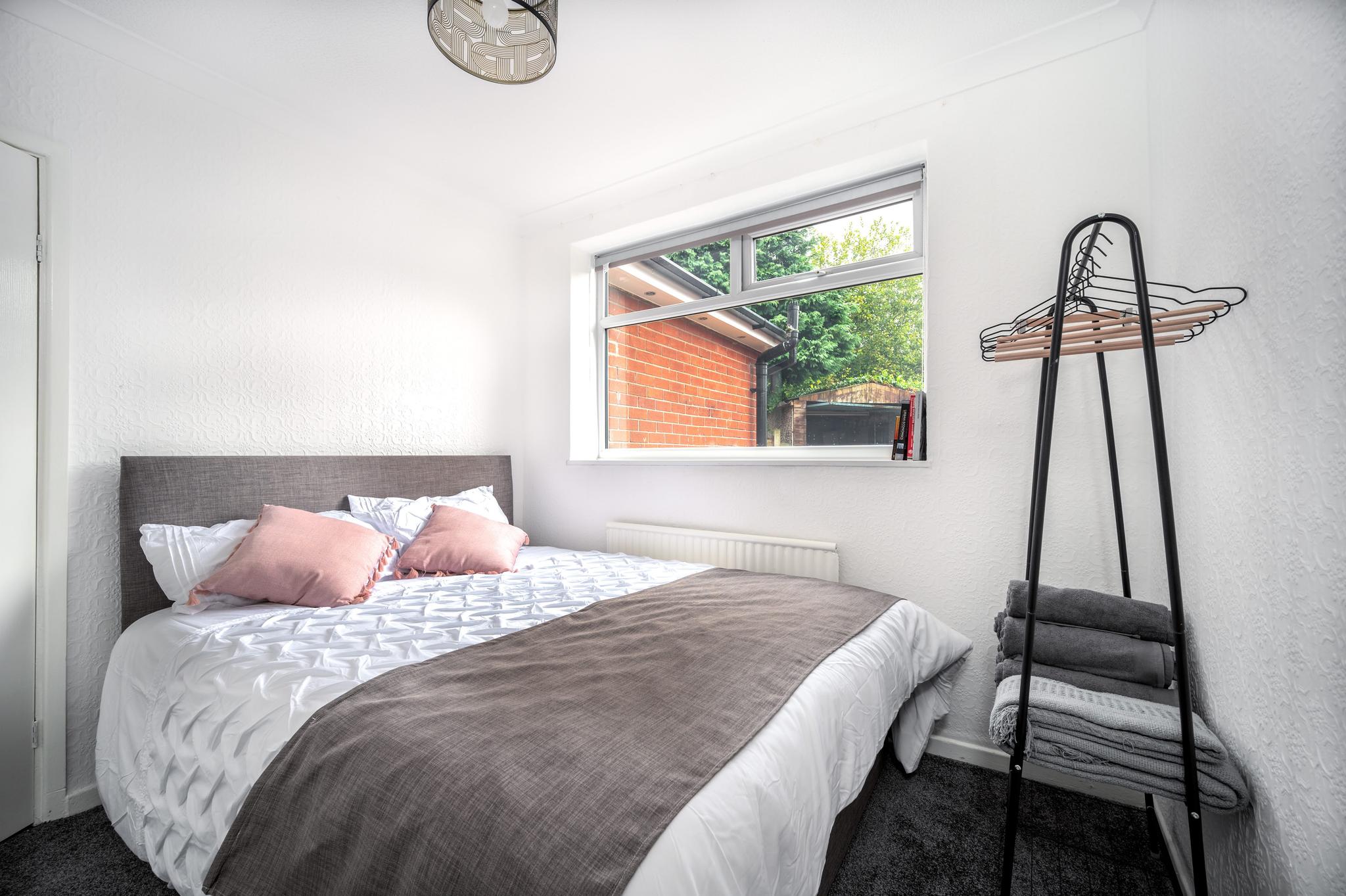 Bolton 3BR Bungalow - Free Parking, WIFI & Garden4