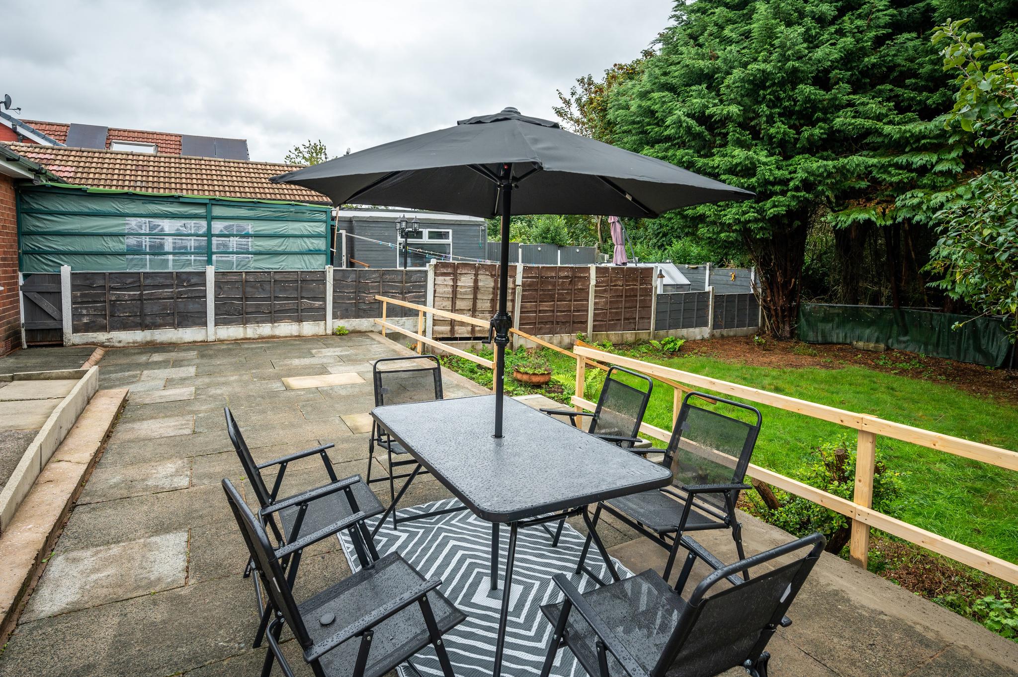 Bolton 3BR Bungalow - Free Parking, WIFI & Garden5
