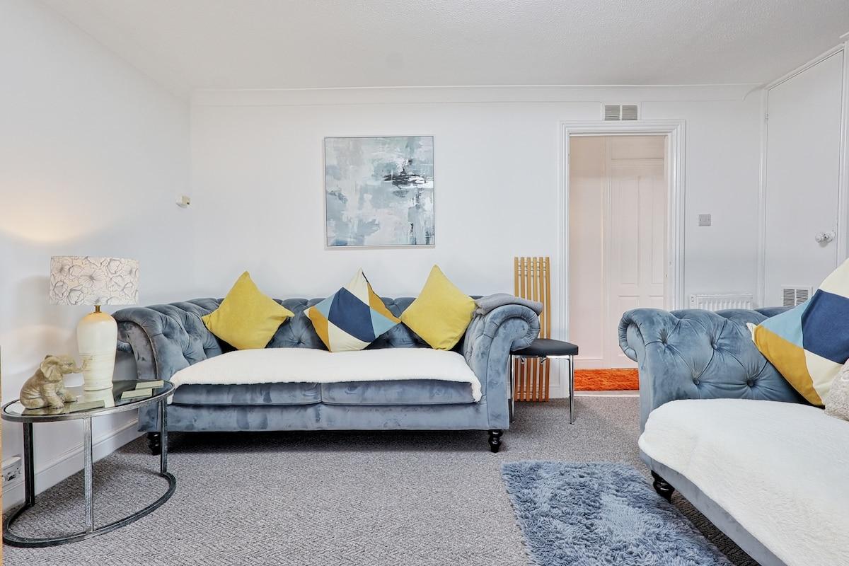 4BR Basildon Home | Sleeps 8 | Free Parking & WiFi