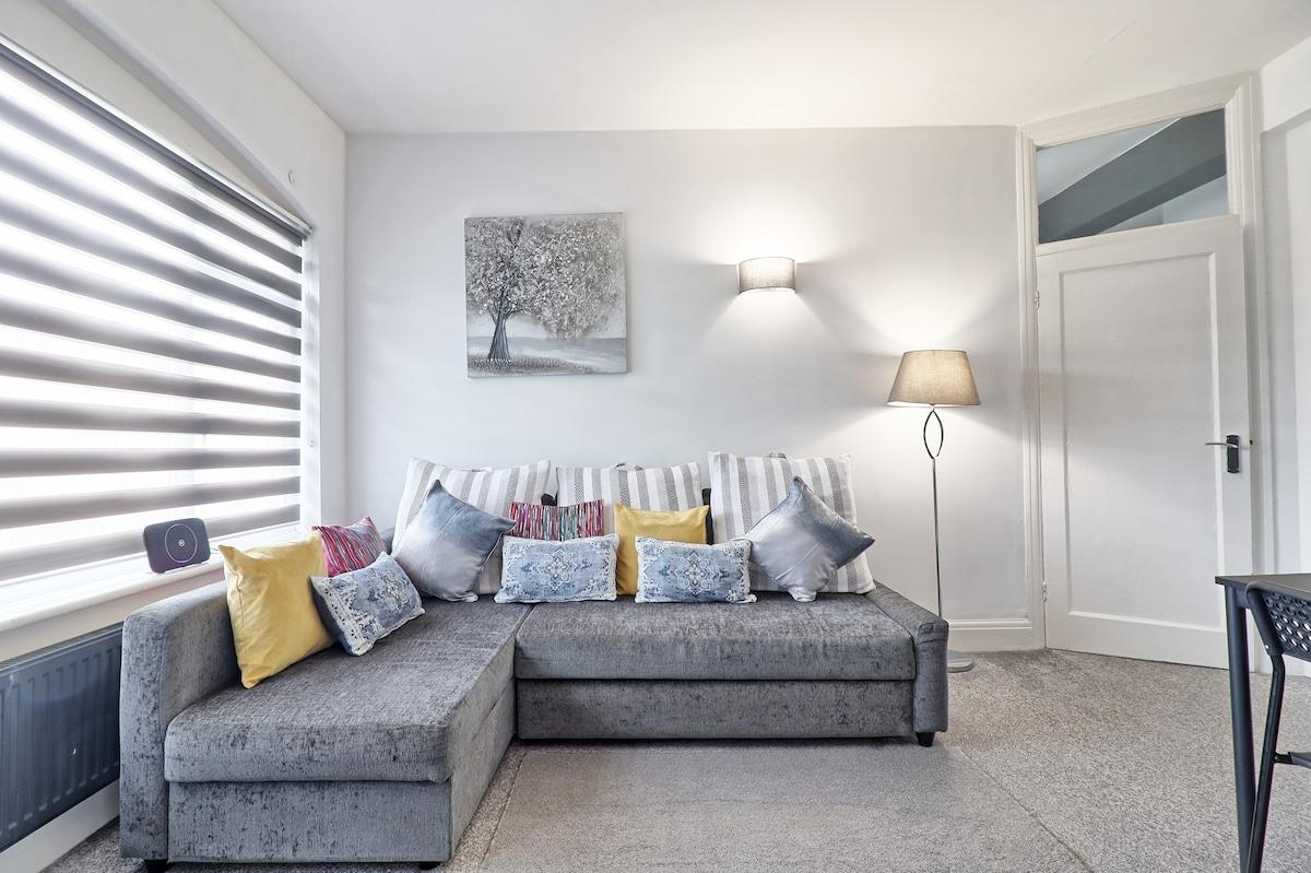 Elegant Apartment on High Street with Terrace