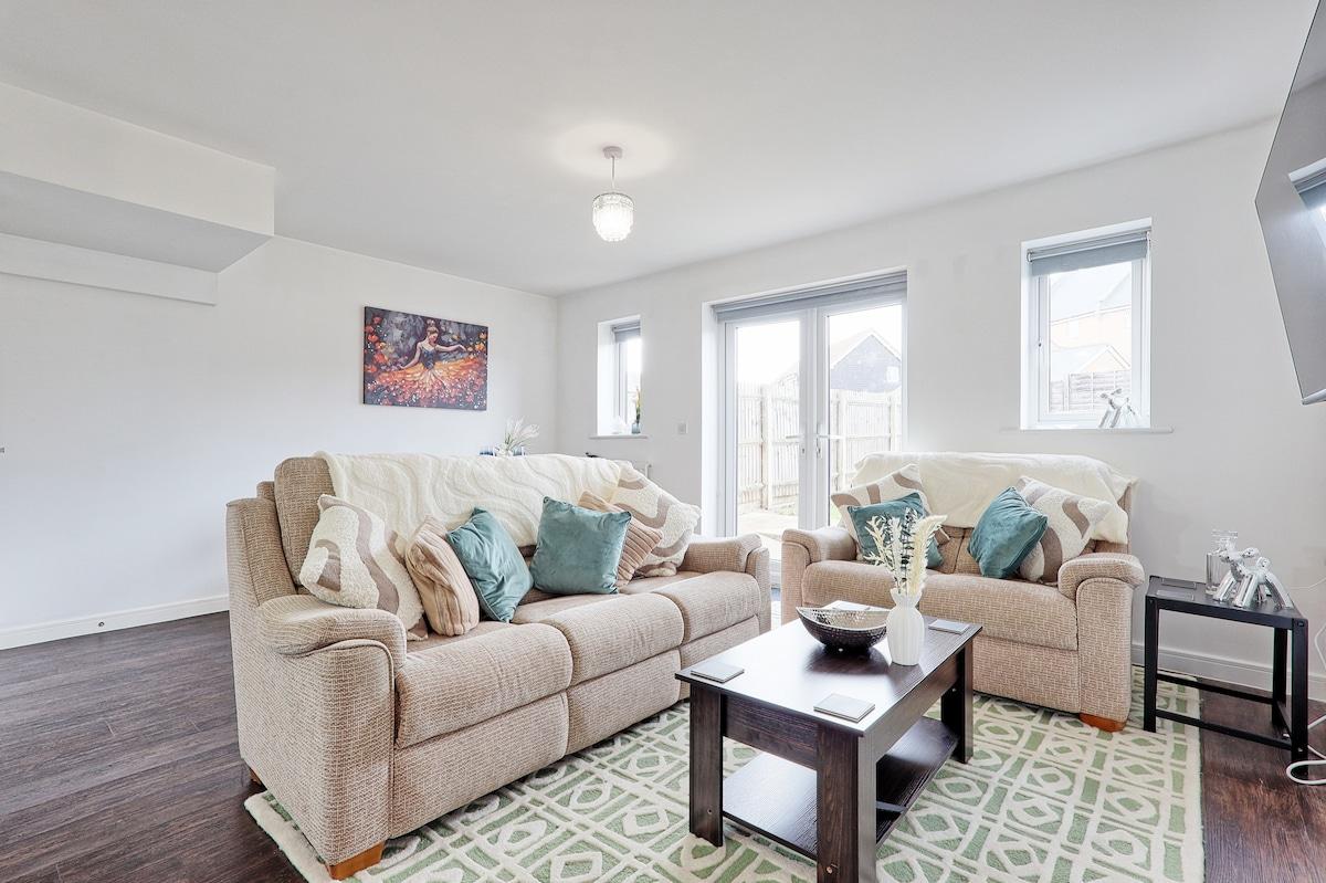 Modern 3BR Stay | Quiet St | Free Parking | WiFi