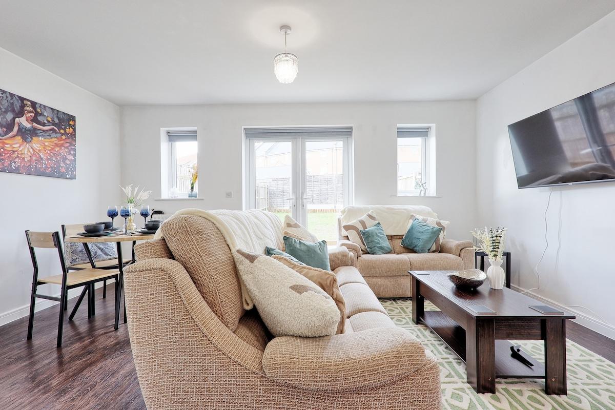 Modern 3BR Stay | Quiet St | Free Parking | WiFi2